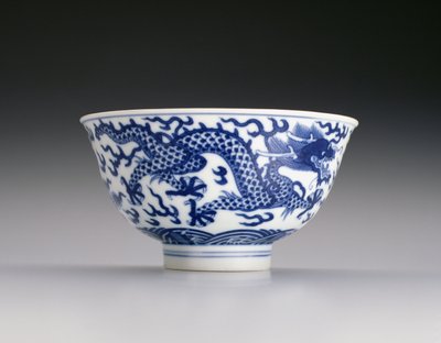 Miska ze smokami i falami, znak Xianfeng i okres 1851-61 (porcelana z niebieską glazurą) (patrz także 142299) autorstwa Chinese School