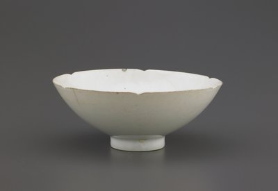 Miska z karbowanym brzegiem, Jingdezhen, prowincja Jiangzi, północna lub południowa dynastia Song (ceramika) autorstwa Chinese School