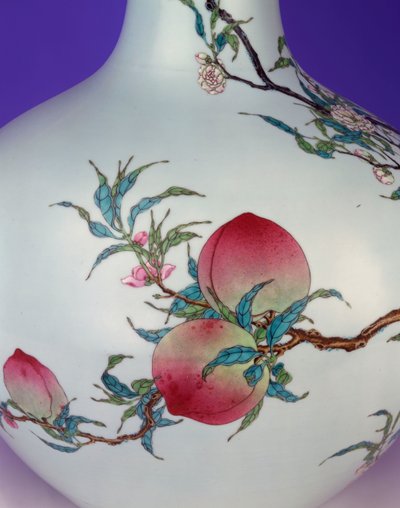 Detal ze wspaniałego wazonu z dziewięcioma brzoskwiniami w kształcie famille, 1735-1795 autorstwa Chinese School
