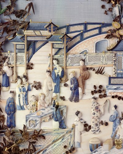Fragment panelu przedstawiający postacie na tarasie, okres Qianlong, 1736-95 (polichromowana kość słoniowa) (patrz 203572) autorstwa Chinese School