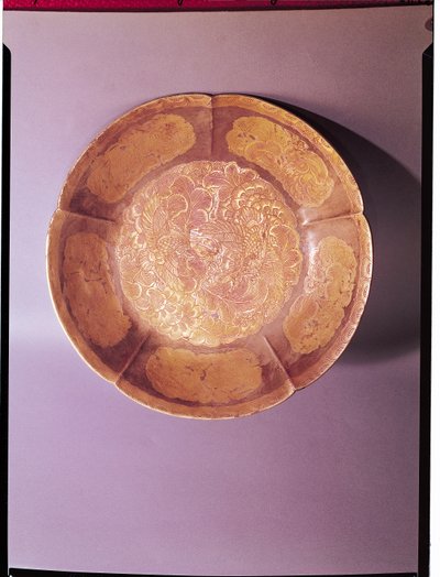 Naczynie grawerowane, dynastia Tang (618-907) (złoto i srebro) autorstwa Chinese School