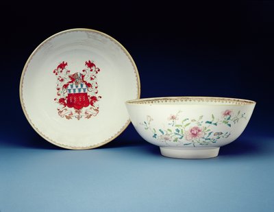 Para misek zdobionych emaliami famille z różami z herbami Joynes, okres Yongzheng (1723-35) (porcelana) autorstwa Chinese School