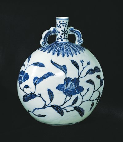 Pielgrzymi niebiesko-biała tykwa z dekoracjami kwiatowymi, ok. 1403-24 (ceramika) autorstwa Chinese School
