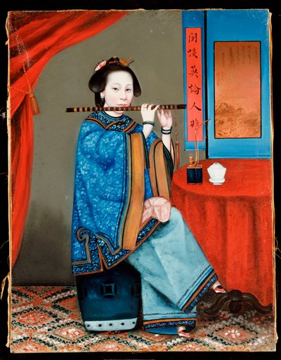Portret dworskiej damy siedzącej, w niebieskiej szacie, grającej na flecie, z fajką i filiżanką herbaty na stole u boku, koniec XIX wieku autorstwa Chinese School