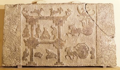 Płyta ozdobiona karetami i mitycznymi ptakami, Dynastia Han (206 pne-AD 220) (piaskowiec) autorstwa Chinese School