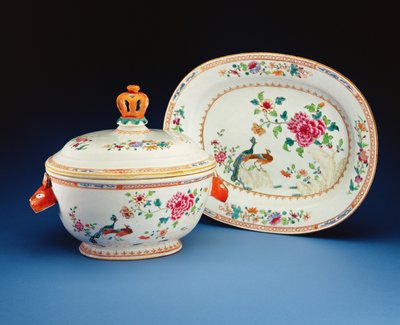 Waza, okładka i stojak malowane wzorem Podwójnego Pawia, okres Qianlong (1736-95) (porcelana) autorstwa Chinese School
