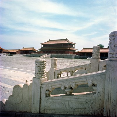 Widok na centralną rampę prowadzącą z Sali Najwyższej Harmonii, dynastia Ming 1420 autorstwa Chinese School