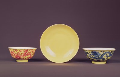 Żółta miska ze smokami rouge-de-fer, okres Chien Lung (1736-95) (ceramika) autorstwa Chinese School