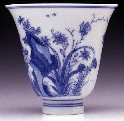 Półmisek ze skorupką jajka, znak Kangxi i okres 1662-1722 (porcelana z niebieską glazurą) (patrz 142559 i spód 142558) autorstwa Chinese School Chinese School