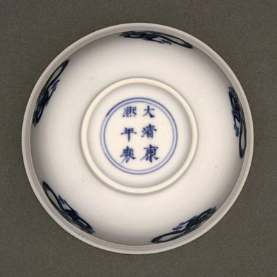 Spód misy, znak Kangxi i okres 1662-1722 (porcelana z niebieską glazurą) (patrz także 142284) autorstwa Chinese School Chinese School