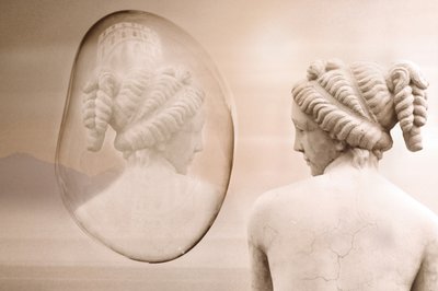 Odbicie klasycznej rzeźby autorstwa Christina Sillen