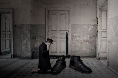 Buty oversize „Barefoot Man” autorstwa Christine von Diepenbroek
