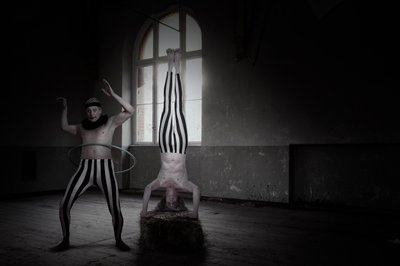 „Dark Circus” – stójka na rękach autorstwa Christine von Diepenbroek