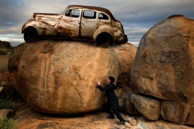 Mężczyzna pchający samochód „Boulder” autorstwa Christine von Diepenbroek