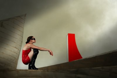 Czerwona sukienka dla nowoczesnej kobiety autorstwa Christine von Diepenbroek