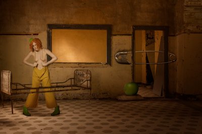 Surrealistyczna kobieta-klaun autorstwa Christine von Diepenbroek