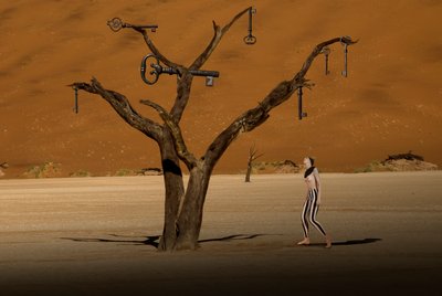 Surrealistyczne drzewo na pustyni autorstwa Christine von Diepenbroek