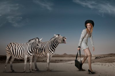 Surrealistyczna scena modowa na pustyni autorstwa Christine von Diepenbroek