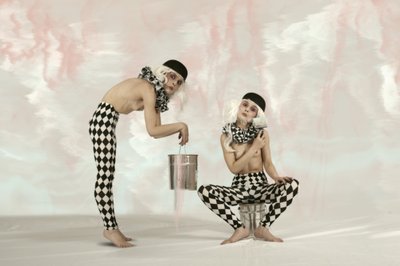 Surrealistyczne postacie arlekinów autorstwa Christine von Diepenbroek