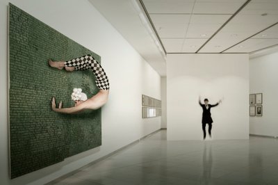 Artysta występujący w Muzeum Surrealizmu autorstwa Christine von Diepenbroek