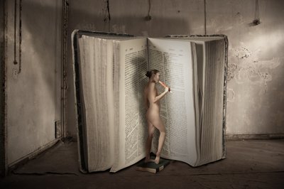 Surrealistyczna książka z nagimi gigantami autorstwa Christine von Diepenbroek