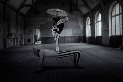 Akrobaci z „Surreal Room” autorstwa Christine von Diepenbroek