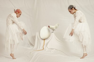 Surrealistyczne kobiety i jajko autorstwa Christine von Diepenbroek