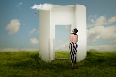 Kobieta przy surrealistycznym portalu autorstwa Christine von Diepenbroek