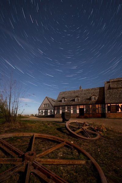 Dom na wsi „Star Trails” autorstwa Christoph Schaarschmidt