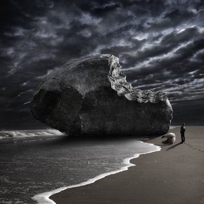 Bitten Rock na Stormy Beach autorstwa Christophe Kiciak