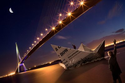 Podróż papierową łódką w blasku księżyca autorstwa Christophe Kiciak