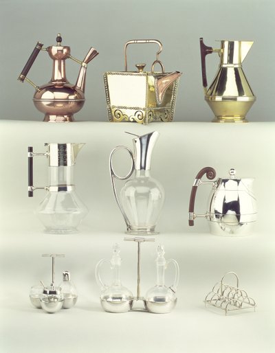 Góra, L-P: Orientalny dzbanek do kawy, Benham & Froud, ok. 1888 (mosiądz, miedź i drewno); Japoński czajniczek kwadratowy nitowany, Benham & Froud, ok. 1888 (miedź i mosiądz); Claret Jug, Richard Perry, Son & Co., ok. 1880 r. autorstwa Christopher Dresser