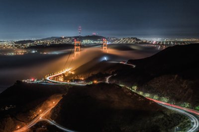 Nocna mgła nad Golden Gate autorstwa Chuanxu Ren