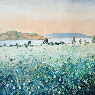 Białe polne kwiaty nad wodą autorstwa Claire Whitehead