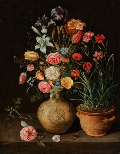 Martwa natura z różami, liliami, irysem i innymi kwiatami w glinianym wazonie, z doniczką goździków i motylem na półce autorstwa Clara Peeters