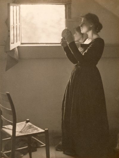Dziewczyna z lustrem, 1898 (odbitka platynowa) autorstwa Clarence Henry White