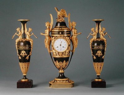 Cesarski zegar wazonowy i para wazonów wiszących, ok. 1810 (patynowany brąz i ormolu) autorstwa Claude (attr. to) Galle
