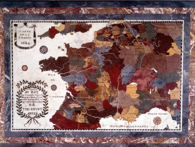XVII-wieczna mapa Francji z decoupage różnych regionów. Stół ebene Napoleon III podtrzymujący mozaikowy blat z twardych kamieni, marmuru i albatu przedstawiający Francję około 1684 roku, blat stołu będący częścią mebli Marie-Antoinette w Grand Trianon. autorstwa Claude Antoine Couplet
