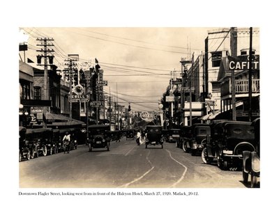 Flagler Street, patrząc na zachód od hotelu Halcyon, 27 marca 1920 autorstwa Claude C. Matlack