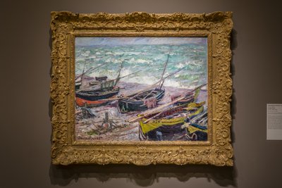 Łodzie rybackie w Étretat autorstwa Claude Monet