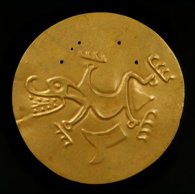 Pektorał z dyskiem z krokodylem, 300-1550 ne (młotkowany i ścigany złoty) autorstwa Coclé Gran