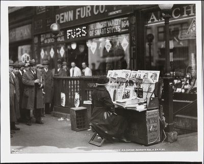Niewidomy diler wiadomości, Fannie Lyons, na swoim stoisku na południowo-wschodnim rogu 7th Avenue i 34th Street autorstwa Company Byron
