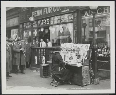 Niewidomy diler wiadomości, Fannie Lyons, na swoim stoisku na południowo-wschodnim rogu 7th Avenue i 34th Street autorstwa Company Byron
