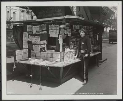 Niewidomy diler wiadomości, P.J. McNulty na swoim stoisku na północno-wschodnim rogu 3rd Avenue i 42nd Street autorstwa Company Byron
