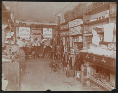 Laboratorium filmowe Empire Film Co. (prawdopodobnie na Broadwayu i 55th Street) z mężczyznami pracującymi i rolkami filmów i kamer autorstwa Company Byron