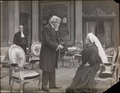 Kadr z filmu „Sześćdziesiąt lat królowa”, ok. 1914 (zdjęcie czarno-białe) autorstwa Company Byron