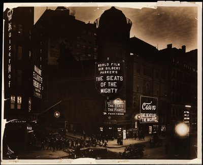 Casino Theatre nocą, tłumy i samochody oraz robotnicy budowlani kopiący ulice, Broadway i 39th St., Nowy Jork, ok. 1915 (zdjęcie czarno-białe) autorstwa Company Byron