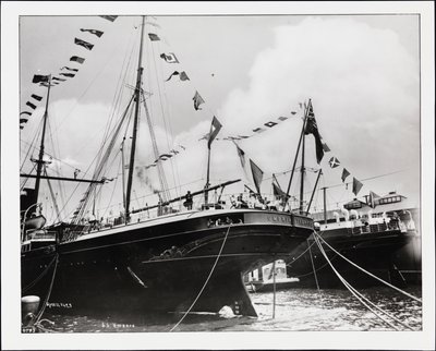 Rufa SS "Umbria" w doku, ok. 1900 (zdjęcie czarno-białe) autorstwa Company Byron