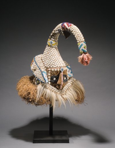 Maska na kask Kuba (włókna zwierzęce i roślinne, muszle i rafia) autorstwa Congolese Congolese