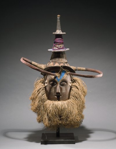 Maska na kask Yaka (włókna zwierzęce i roślinne, drewno i rafia) autorstwa Congolese Congolese